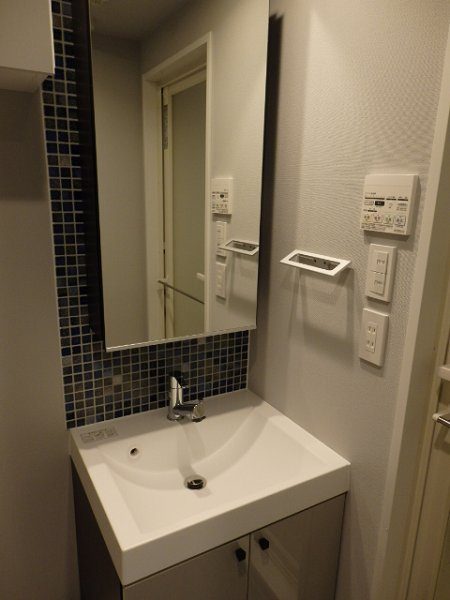 新品家具付きマンション左門町13(KaGood東京)の独立洗面台