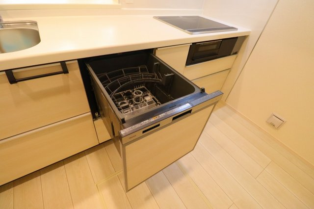 新築戸建・新築建売　郡山市安積荒井三丁目　安積第一小・安積中のキッチン|食器洗浄乾燥機が後片付けをサポート！食事後の家族のくつろぎタイムをゆっくり確保できます！
