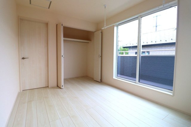 新築戸建・新築建売　郡山市安積荒井三丁目　安積第一小・安積中の洋室|6帖の洋室はバルコニーに面しており南側の窓から太陽の日差しが入る明るいお部屋です！