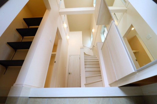 新築戸建・新築建売　郡山市安積荒井三丁目　安積第一小・安積中の玄関|玄関上部吹抜けで天井が高く開放的な空間です！