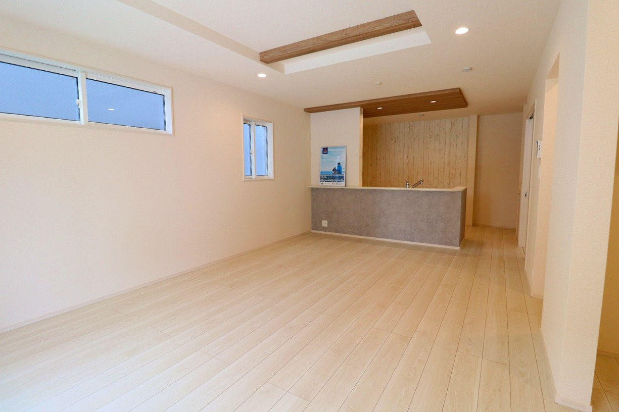 新築戸建・新築建売　郡山市安積荒井三丁目　安積第一小・安積中の居間・リビング|リビングは折上天井やキッチンのアクセントクロスとポップアップ天井でオシャレな空間！