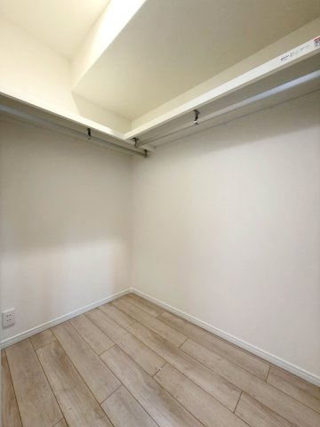 ヴィルヌーブ南越谷Ａ棟の収納|衣類から季節の家電までたっぷり収納できる大容量のウォークインクローゼット！お部屋の収納スペースがすっきりと片付き、居住空間を最大限に活用できます。