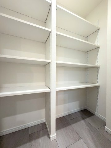 ヴィルヌーブ南越谷Ａ棟の収納|パントリー
食品のストックや調理器具をまとめて整理できる便利なパントリー！キッチン周りがいつもすっきりと片付き、毎日の家事効率をぐっと高めてくれます。