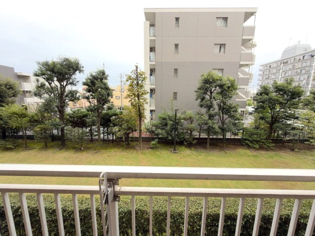 ヴィルヌーブ南越谷Ａ棟の展望|窓の外に広がる開放的で素晴らしい眺望！遮るものが少なく、青空や移り変わる季節の景色を室いながら、毎日の暮らしにゆとりとやすらぎを与えてくれます。