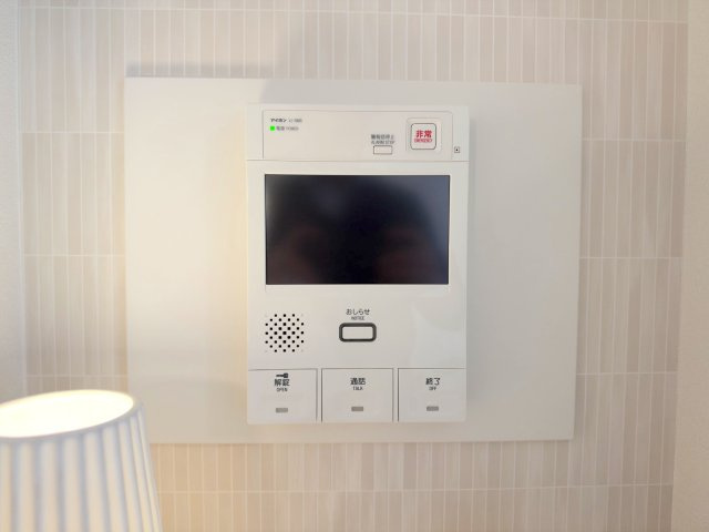 ヴィルヌーブ南越谷Ａ棟のセキュリティ|来訪者を映像で確認できるTVモニター付きインターホンを完備！さらに年中無休の24時間有人管理体制も導入されており、日々の安心・安全な暮らしを守ります。