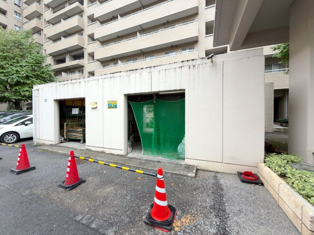 ヴィルヌーブ南越谷Ａ棟のその他共用部分|ゴミ置き場
総戸数480戸のビッグコミュニティ！敷地内にはゴミ置き場をはじめ充実した共用設備が整っており、快適で安心感のあるマンションライフをお過ごしいただけます。