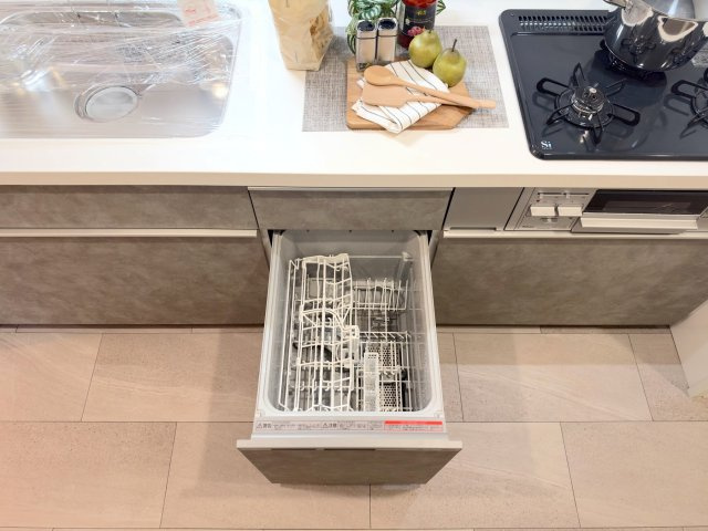 ヴィルヌーブ南越谷Ａ棟の発電・温水設備|食洗機
システムキッチンには便利な食洗機や浄水機能を搭載！さらに給湯器や配管も新規交換済みで、日々の家事や快適な暮らしをしっかりとサポートします。