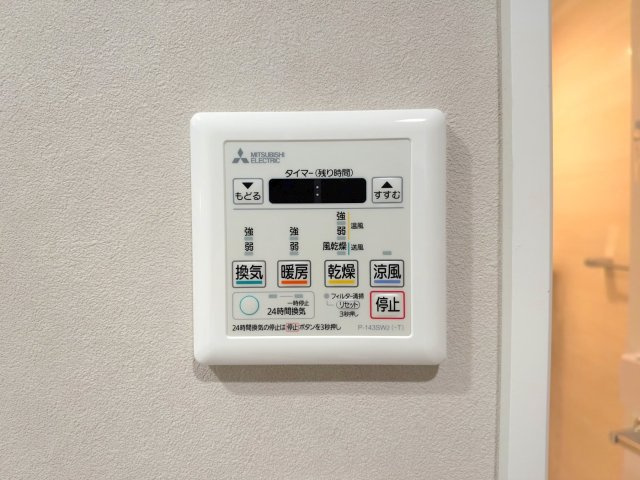 ヴィルヌーブ南越谷Ａ棟の冷暖房・空調設備|浴室乾燥器
雨の日のお洗濯や冬場の入浴も快適な浴室乾燥機を完備！さらに温水洗浄便座付きトイレや新規交換された清潔な洗面化粧台など、充実した水回りで快適な新生活を始められます。