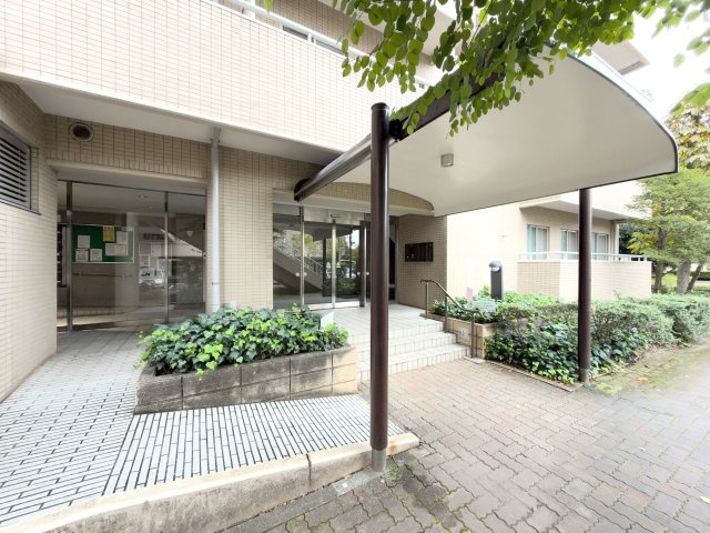 ヴィルヌーブ南越谷Ａ棟のエントランス|エントランス入り口
品格漂う安心感のあるエントランス入り口！綺麗に手入れされた共用部分が住まう方を迎え、セキュリティ面にも配慮された心地よい空間が広がっています。