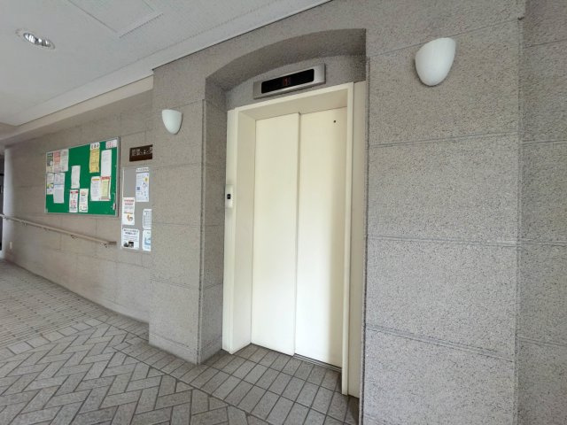 ヴィルヌーブ南越谷Ａ棟のその他共用部分|エレベーター
快適なマンションライフに欠かせないエレベーターを完備！重い荷物をお持ちの際や小さなお子様連れの移動も、お部屋までストレスなくスムーズに移動できます。