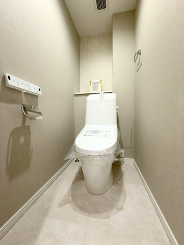 ヴィルヌーブ南越谷Ａ棟のトイレ|温水洗浄便座付きのトイレに新規交換！いつも清潔で快適にご使用いただけるほか、落ち着きのあるプライベート空間で心地よくお過ごしいただけます。