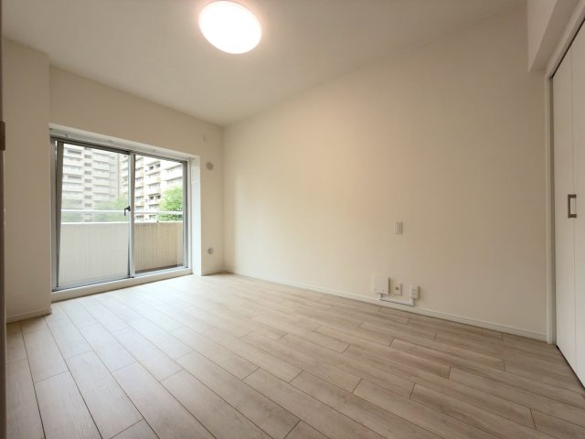 ヴィルヌーブ南越谷Ａ棟の子供部屋|大きな窓から爽やかな光が差し込む約7帖の明るい洋室！全居室収納付きでお部屋を広々使え、子ども部屋や趣味を楽しむお部屋としても最適です。