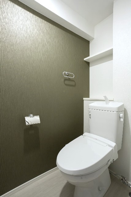 エンクレスト大博通りAPEXのトイレ|落ち着いた色調のトイレです