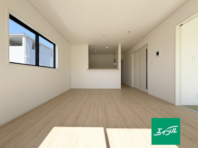 【居間・リビング】 | クレイドルガーデン倉敷市連島町鶴新田第15 (全4棟) | 16帖のLDKで広々お使いいただけます♪