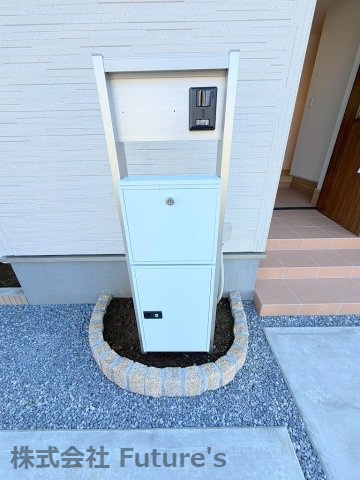 松伏町松伏　新築戸建　全9棟　1号棟のエントランス|不在時にも便利な宅配BOXを完備