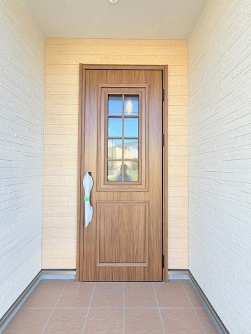松伏町松伏　新築戸建　全9棟　1号棟の玄関|デザイン性のあるオシャレな玄関ドアです