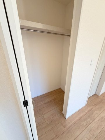 松伏町松伏　新築戸建　全9棟　1号棟の収納|大切な衣類を収納できるクローゼット完備