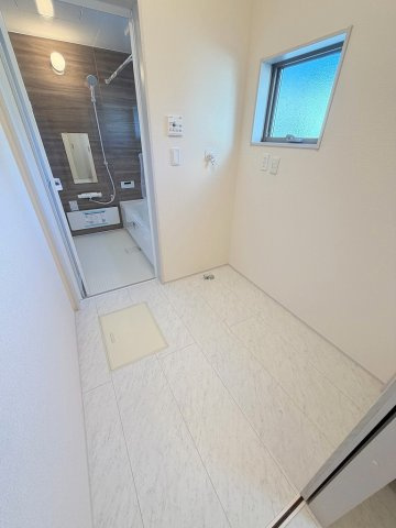 松伏町松伏　新築戸建　全9棟　1号棟のランドリースペース|洗面と脱衣所セパレートタイプでプライバシーが守られます
