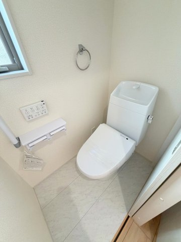 松伏町松伏　新築戸建　全9棟　1号棟のトイレ|1F奥のトイレです