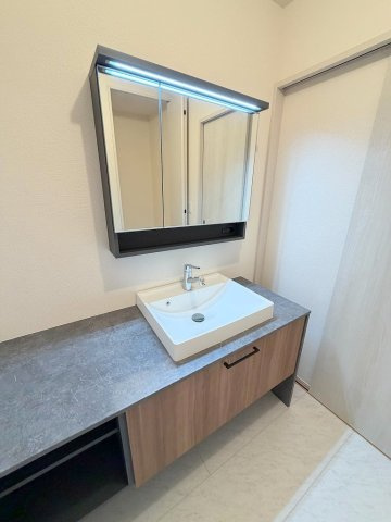 松伏町松伏　新築戸建　全9棟　1号棟の独立洗面台|作業スペースが広く朝の準備も快適です