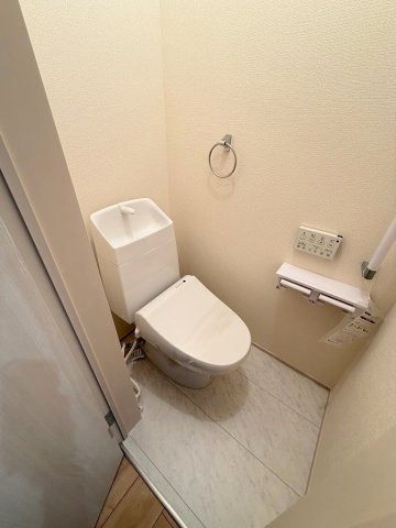 松伏町松伏　新築戸建　全9棟　1号棟のトイレ|玄関近くのトイレです