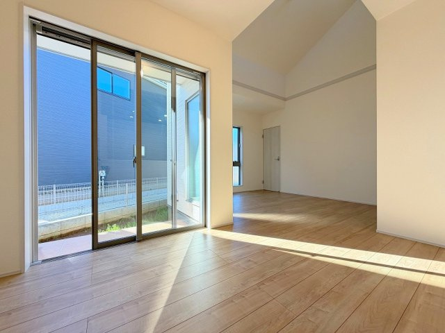 松伏町松伏　新築戸建　全9棟　1号棟の居間・リビング|リビングとダイニングを分けて使えるセパレートタイプのリビングです
