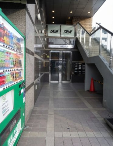 ヒルクレスト大橋駅前ロータリーのエントランス|オートロック、ＴＶモニター付インターホン、
防犯にも安心です♪