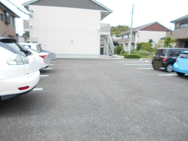 エクセレント若宮B棟の駐車場
