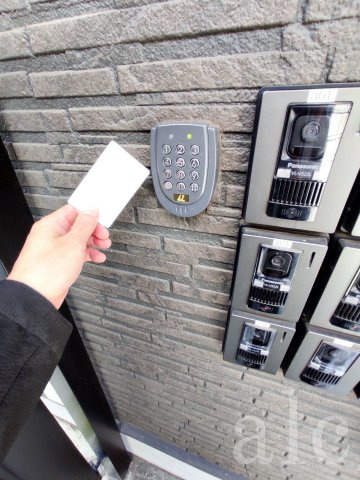 中野区本町６丁目の賃貸マンションの設備|タッチレスキーのオートロックエントランス