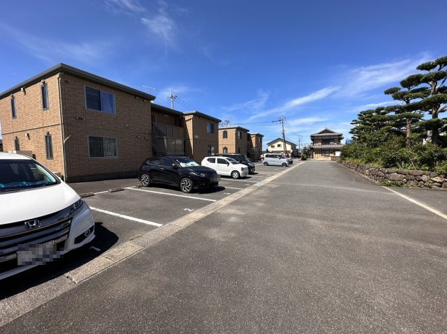 グランコートくさなぎⅡの駐車場