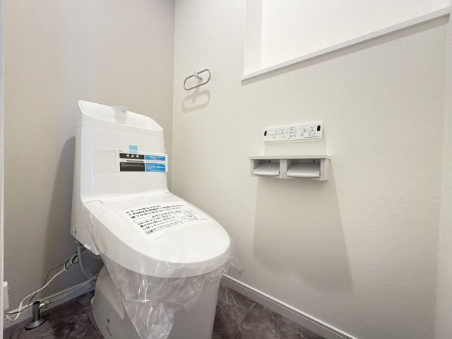 コアマンション下大利ネクステージのトイレ|【新品】トイレ交換（収納棚・温水洗浄便座・窓付き）、とても綺麗で清潔感があります♪