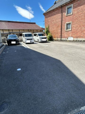 ウィスタリアの駐車場