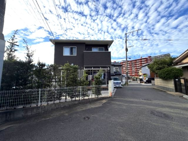 中古戸建　寺内１丁目の前面道路含む現地写真|前面道路が広いのでお車の出し入れもラクラク♪