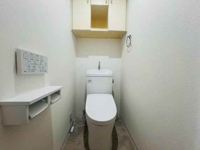 ワコーレエスタシオン長田のトイレ|温水洗浄便座付トイレです。ウォシュレットのリモコンが壁付けでお掃除しやすいです。