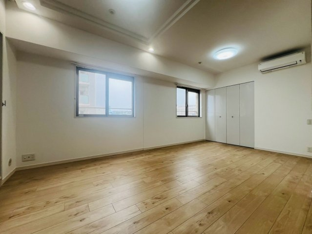 ワコーレエスタシオン長田の洋室|温かみのある色合いのフローリングです。どんな家具とも相性が良く、インテリアをお楽しみいただけます。