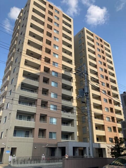 アパツインガーデン南６条ウエストの外観|お昼の外観は都会的で洗練され…