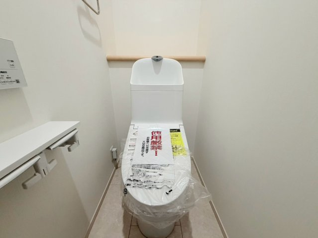 神戸市須磨区関守町三丁目のトイレ|温水洗浄便座付トイレです。ウォシュレットのリモコンが壁付けでお掃除しやすいです。