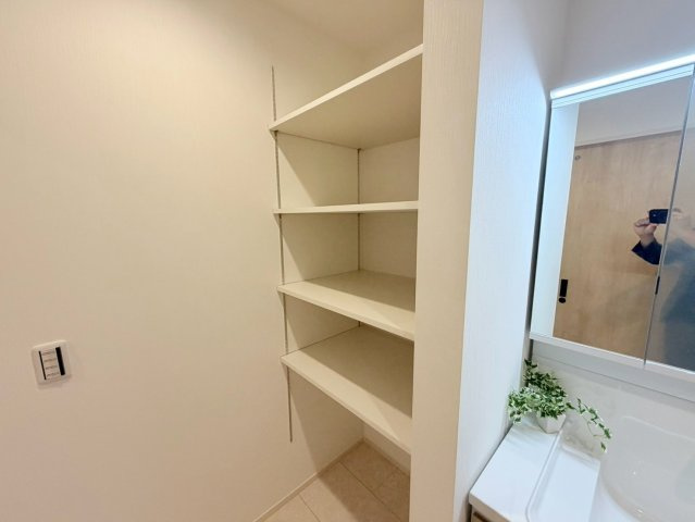 神戸市須磨区関守町三丁目の洗面所|洗濯機置場には棚も設置してあるので洗剤や日用品も置けますよ♪
