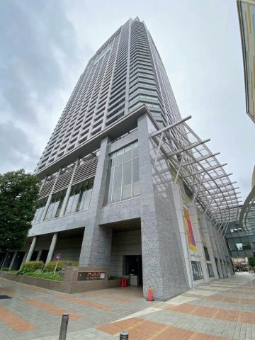 Ｂｒｉｌｌｉａタワー東京（ブリリアタワー東京）の外観|錦糸町エリアのランドマークとして聳え立つ制震構造タワーマンション。商業施設「オリナス」に直結しており、雨に濡れずに買い物や映画鑑賞へ出かけられるなど、圧倒的な利便性とステータス性を備えています。