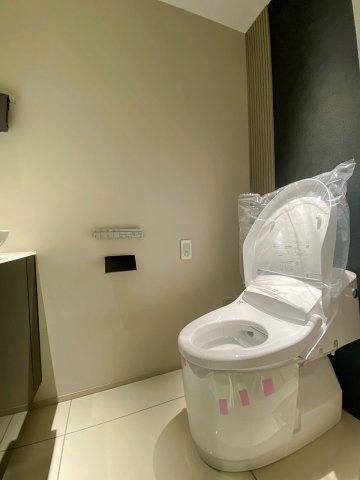 Ｂｒｉｌｌｉａタワー東京（ブリリアタワー東京）のトイレ|快適な温水洗浄便座付きのトイレも新規交換済みで清潔感にあふれています。上部にはトイレットペーパーや掃除用品をスマートに収納できる棚を完備しており、落ち着きのあるクリーンな空間を維持できます。