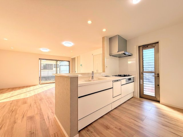 戸塚区戸塚町　新築戸建て　第5のキッチン|［モデルハウス］◆キッチンからダイニングやリビングが見渡せるキッチン。料理をしながら家族とコミュニケーションをとれるだけでなく、大きな開放感も得られることができます。
