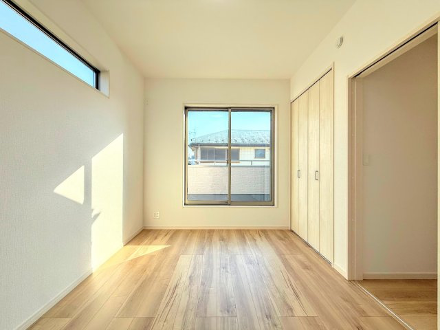 戸塚区戸塚町　新築戸建て　第5の洋室|［モデルハウス］◆柔らかい陽光が差し込む明るいお部屋を演出する設計。彩光の取れる窓が気持ちの良いお部屋を創り上げます。