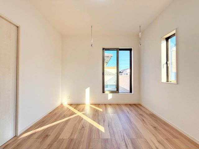 戸塚区戸塚町　新築戸建て　第5の洋室|［モデルハウス］◆室内はいつも明るい印象なので気持ちの良い朝を迎えられます。各部屋にはクローゼットを完備しており、収納が多いお家はすっきりして快適空間です。