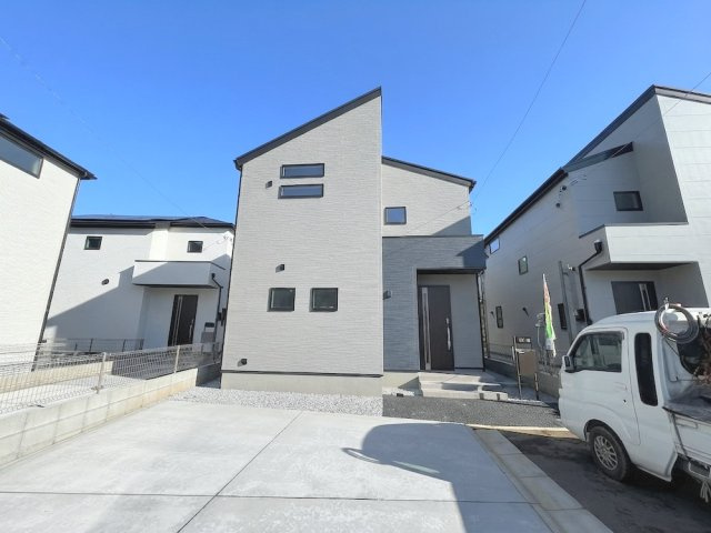 日の出町大久野の外観|【2号棟】ブラウンとグレーのツートンカラーがお洒落な新築分譲住宅の外観写真です。 明るい日差しの中で、洗練されたデザインが目を引きます。駐車場スペースもあり、快適な生活が想像できる物件です。