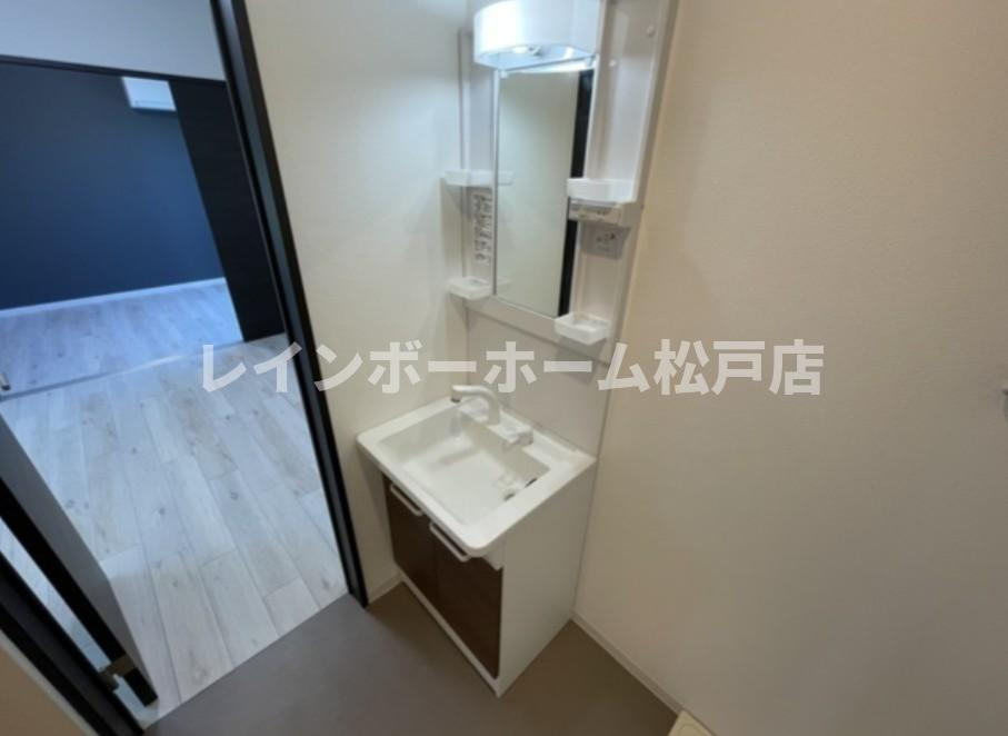 仲介手数料（賃料の1.10ヵ月）の50％OFF対象物件！の洗面所|ゆったりとスペースのある洗面所
