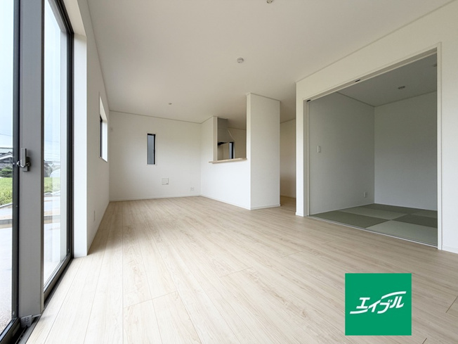 【居間・リビング】 | クレイドルガーデン倉敷市連島町鶴新田第15 (全4棟) | 16.2帖のLDKで広々お使いいただけます♪
