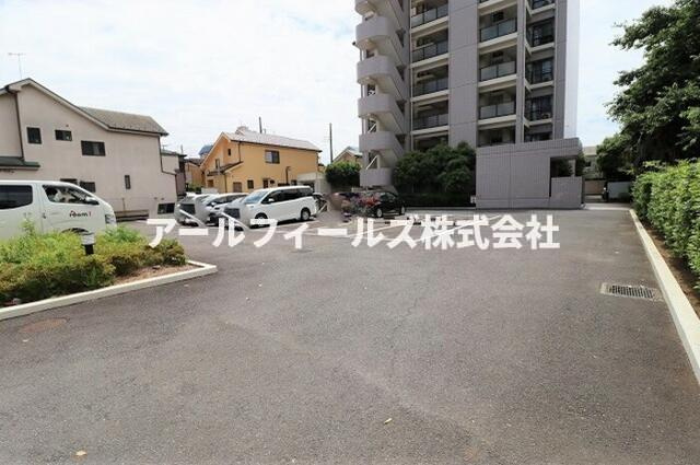 アーバンクレストの駐車場