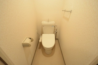 温水洗浄便座付きのトイレです♪