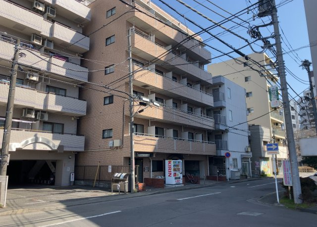 【外観】 | 日神パレステージ相模原 | 外観はマンション管理がされているかの目安になります。築年数が古いと、壁面は劣化してひび割れが生じることも！建物が古びていても細かいところが修繕されていると、きちんと管理されているなぁと感じるでしょう。