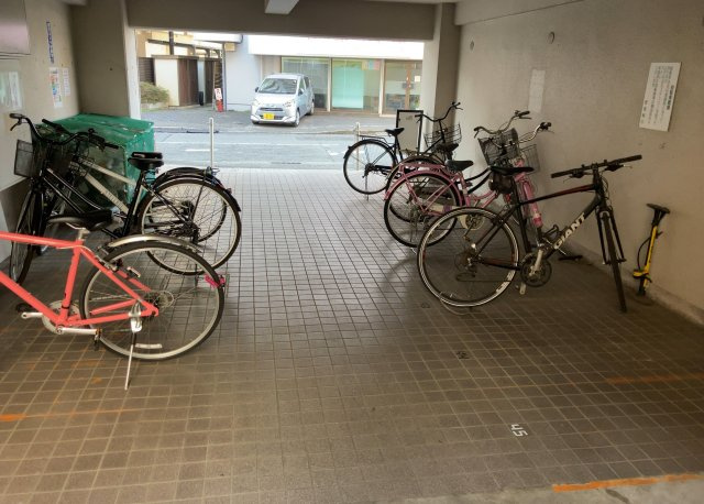 【駐車場】 | 日神パレステージ相模原 | 車一台あたりに必要なスペースは、標準サイズの普通自動車で横幅2m50cm、長さ5mは必要になります。ただし、乗降のことも考慮して横幅3m30cm、長さ5m50cmほどは確保できるところを選びましょう。